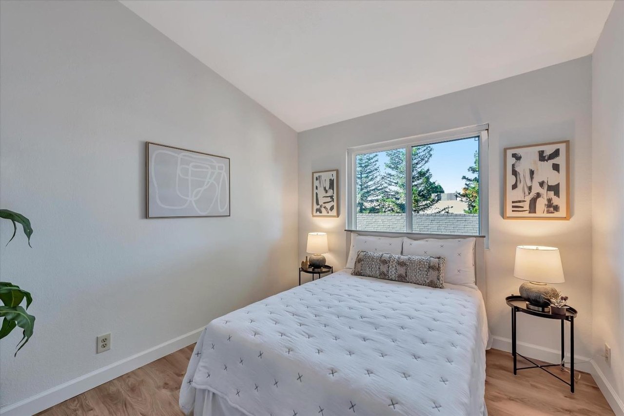 1094 Cedar Gables Dr