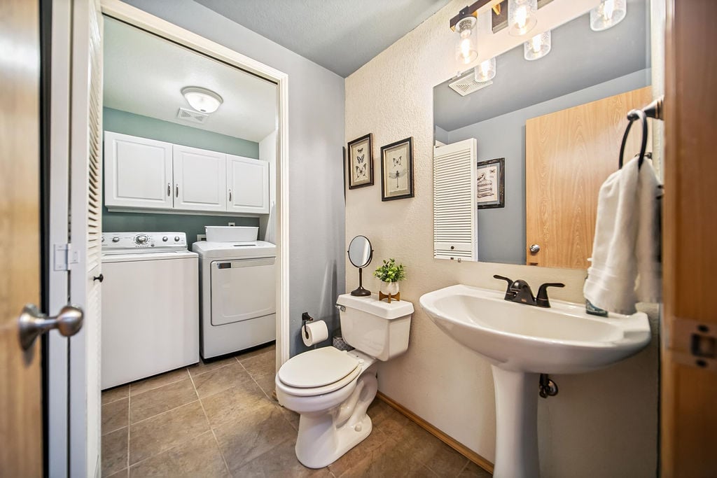 2147 Dunrobin Lane E