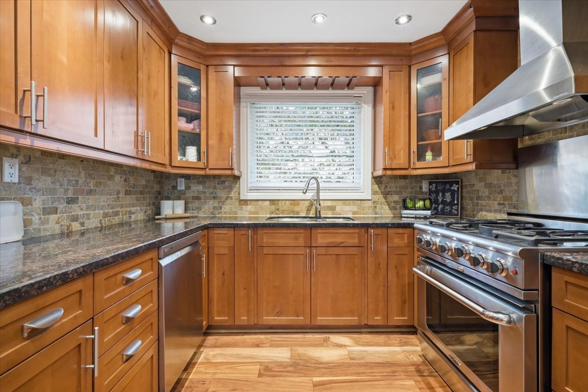 Spacious River Oaks Backsplit
