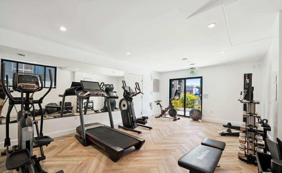 137 N Doheny Dr