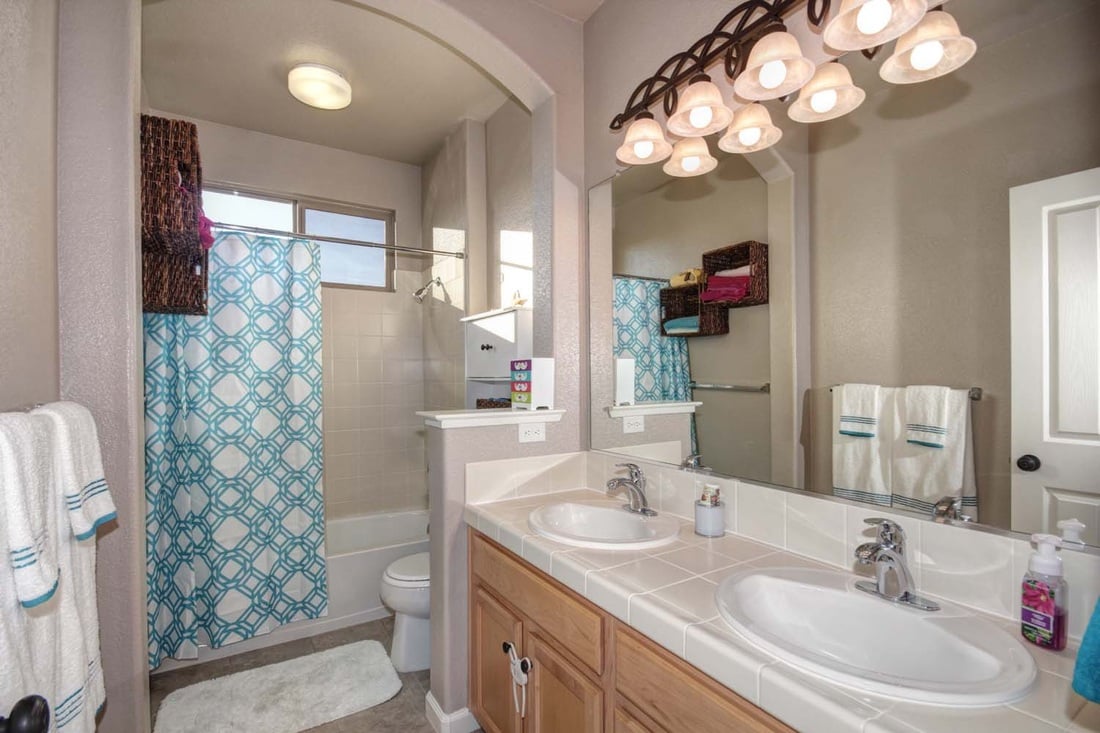 Gorgeous Lincoln 5 Bedroom Home for Sale!