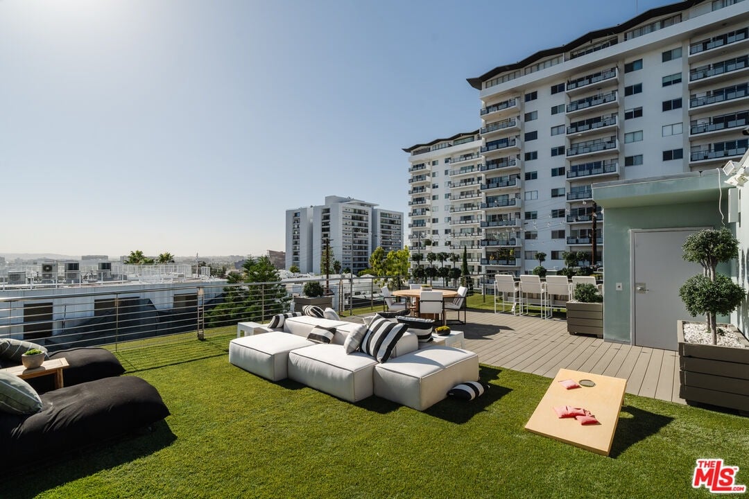 1152 N La Cienega Blvd, #301