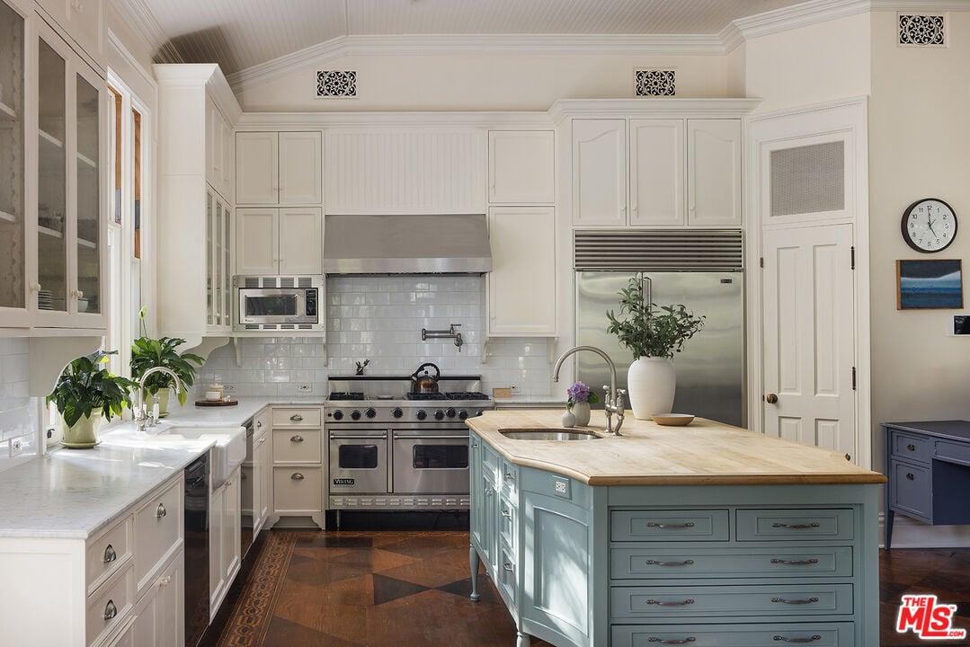 Mandeville Canyon Rd, 90049