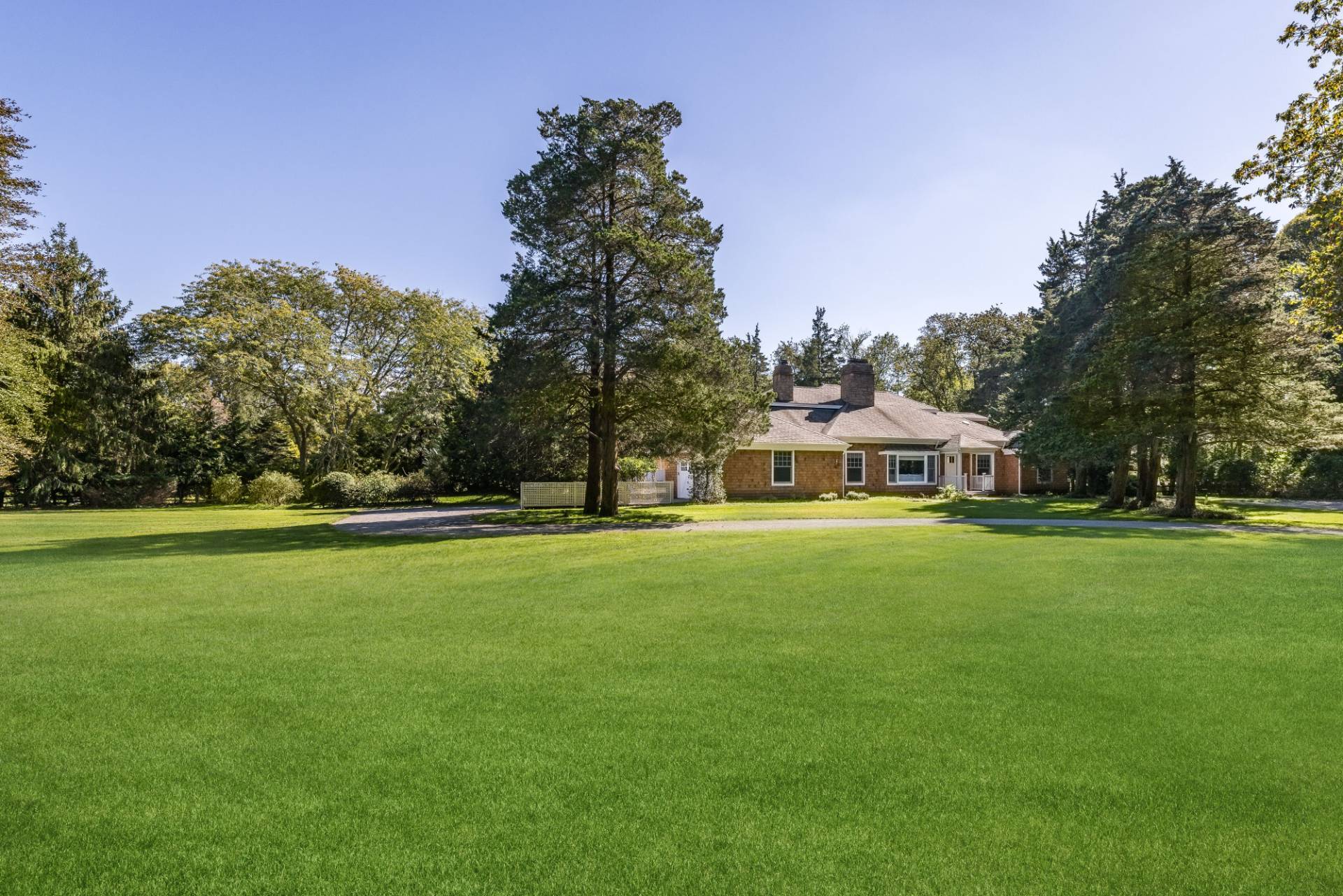 SPRAWLING, GATED GROUNDS IN NORTH HAVEN