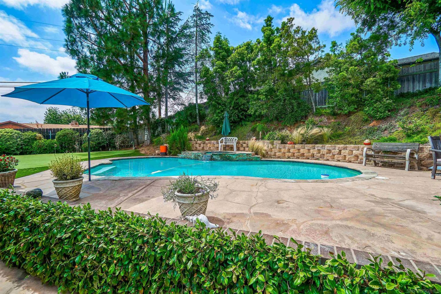 1400 Country Crest Dr