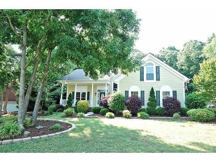 906 Houston Dr