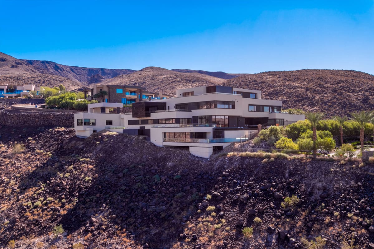 🌄 What Is The Effect Of Elevation On Views & Architecture in MacDonald Highlands?