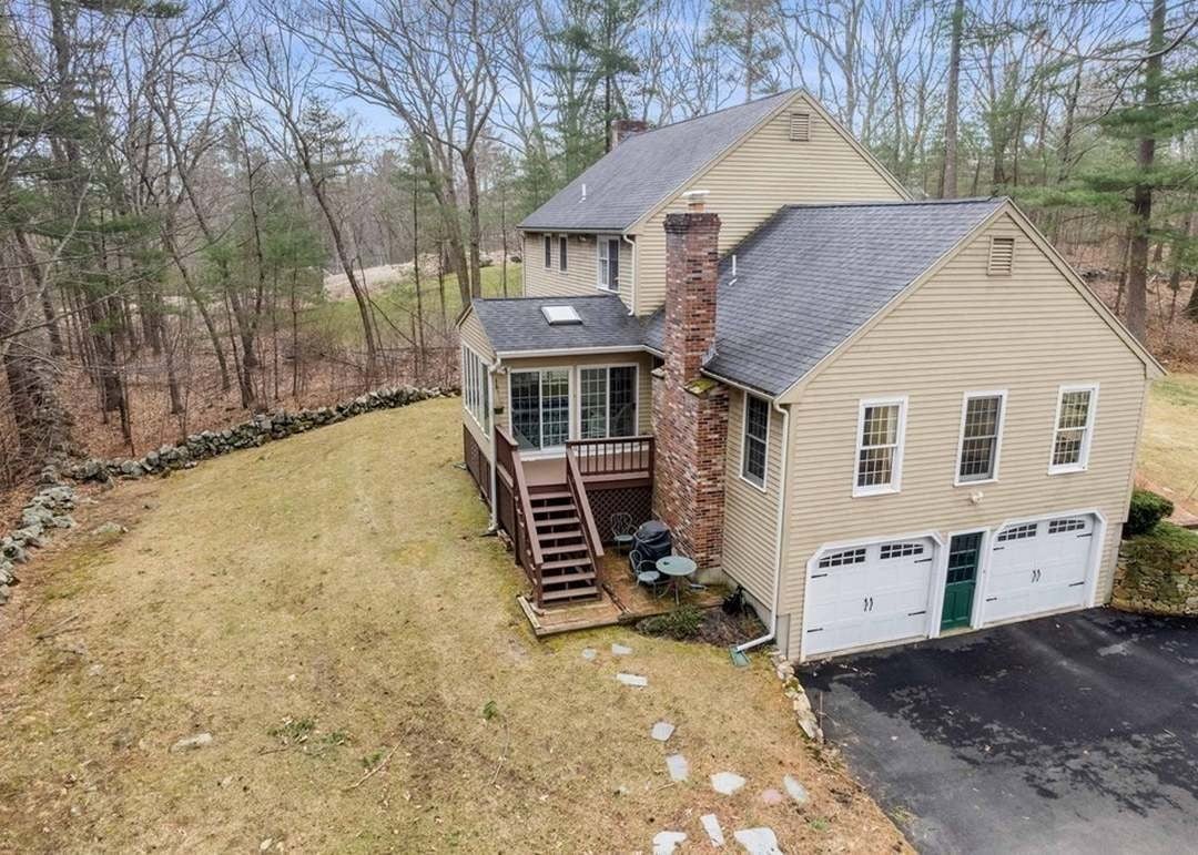 95 Carlton Ln