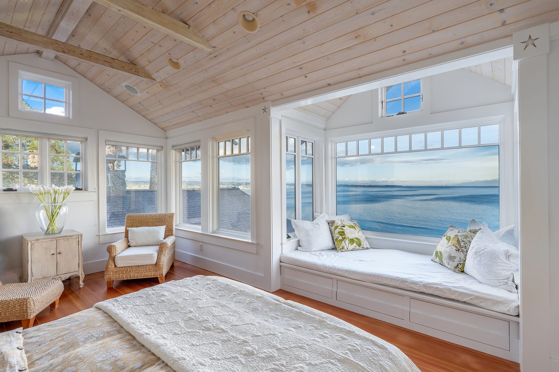 Luxurious Oceanfront Living - 106 Livermore Avenue