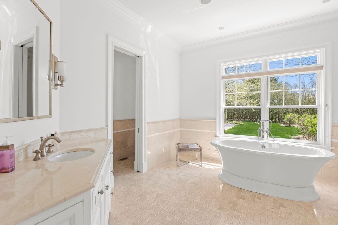 672 Halsey Ln