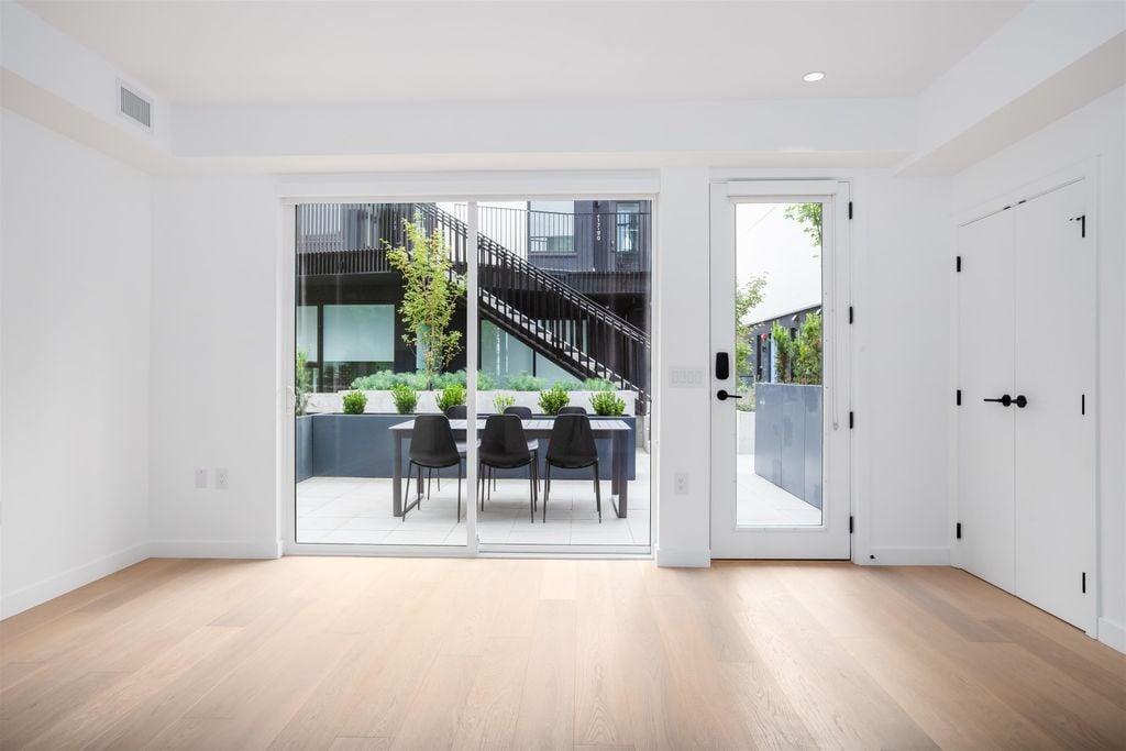 76 W King Edward Ave