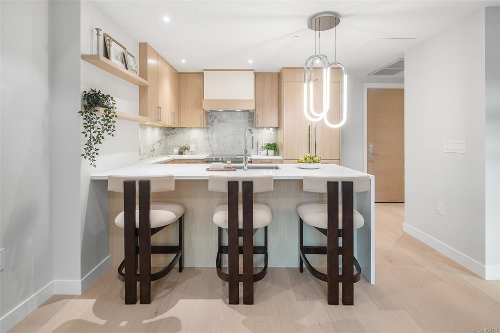 5229 Cordova Bay, #304