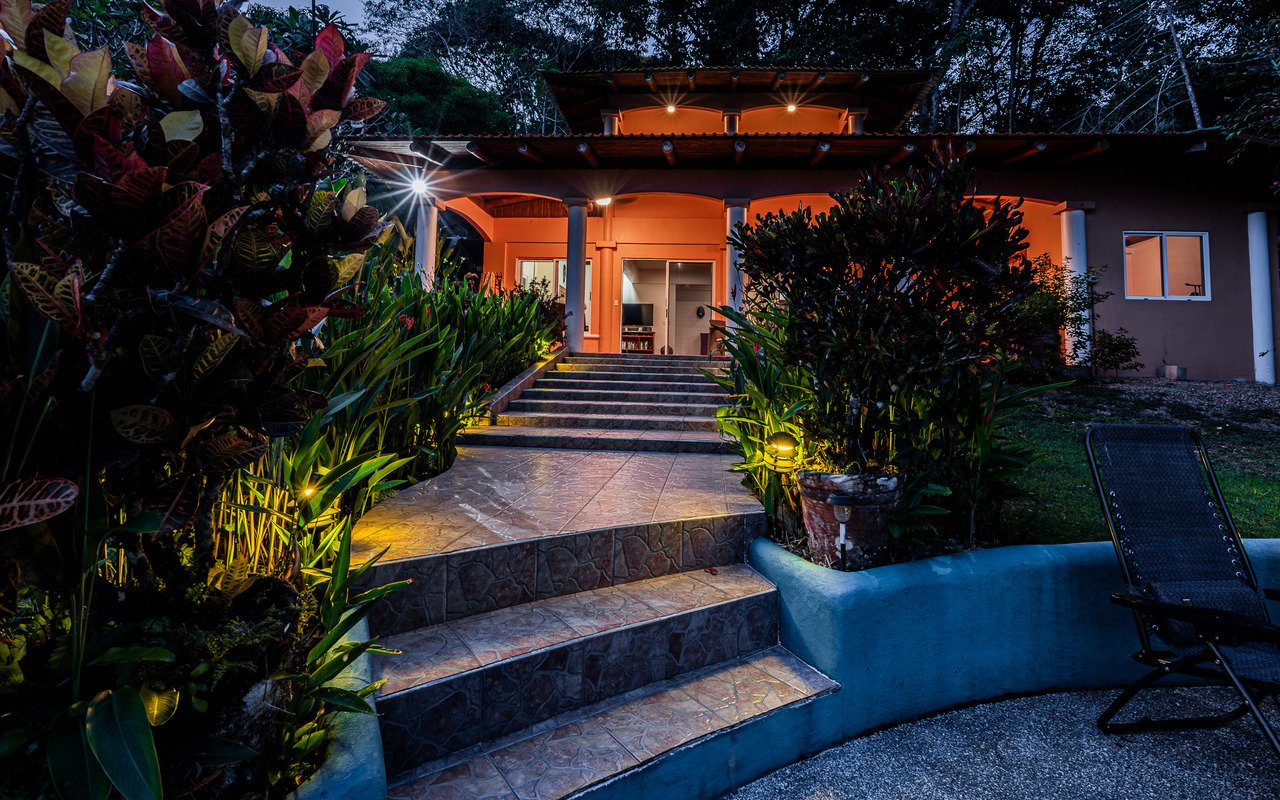 WHALE’S TAIL OCEAN VIEW ESTATE WITH EXTRA LOT 