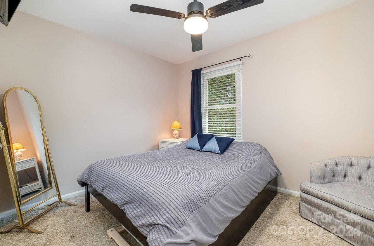 324 W 10th St