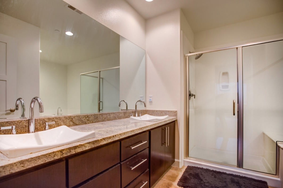 10878 Bloomfield St 405, Toluca Lake, CA