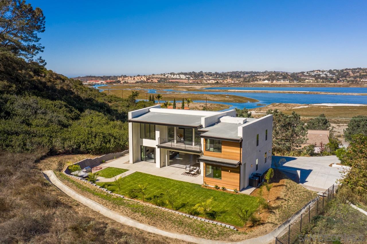 2829 Racetrack View Dr