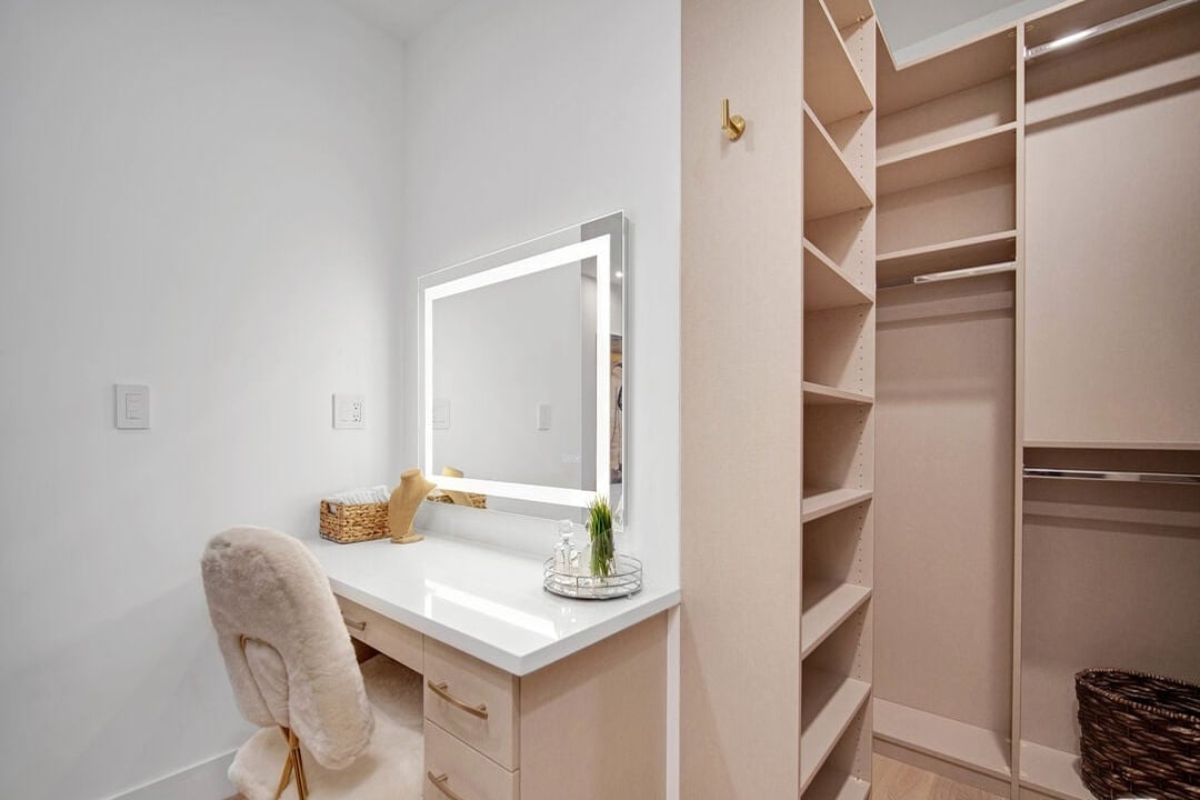 Canyon Lake Dr, 90068