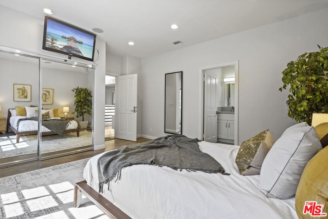 Solaris Manor, N Knoll Dr, 90068