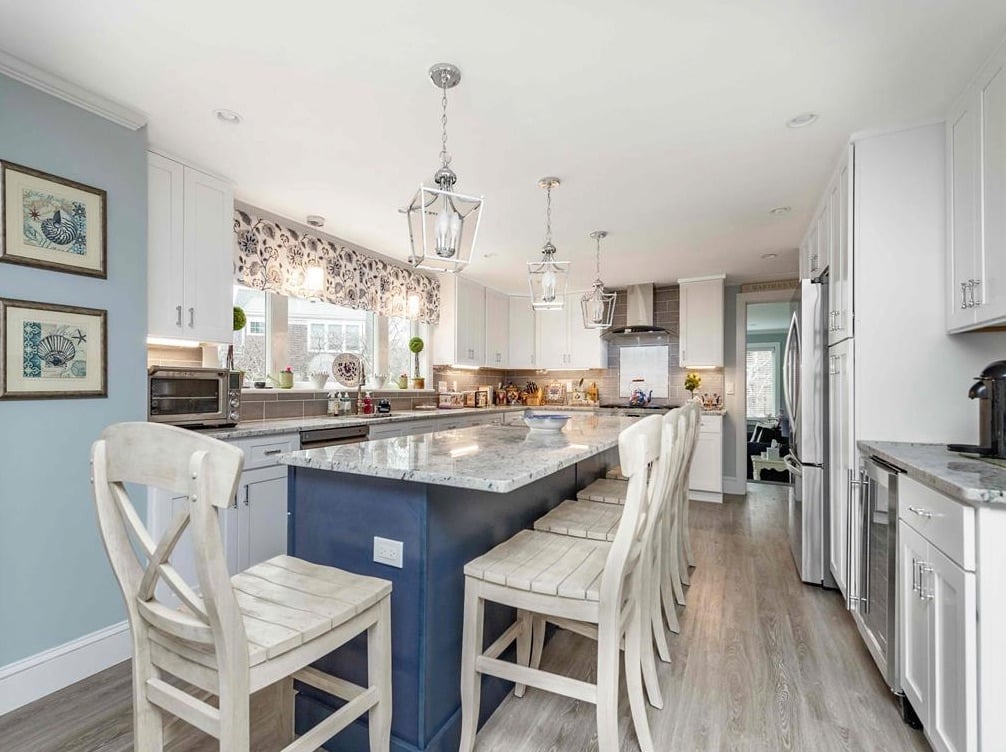 6 Schoolhouse Ln