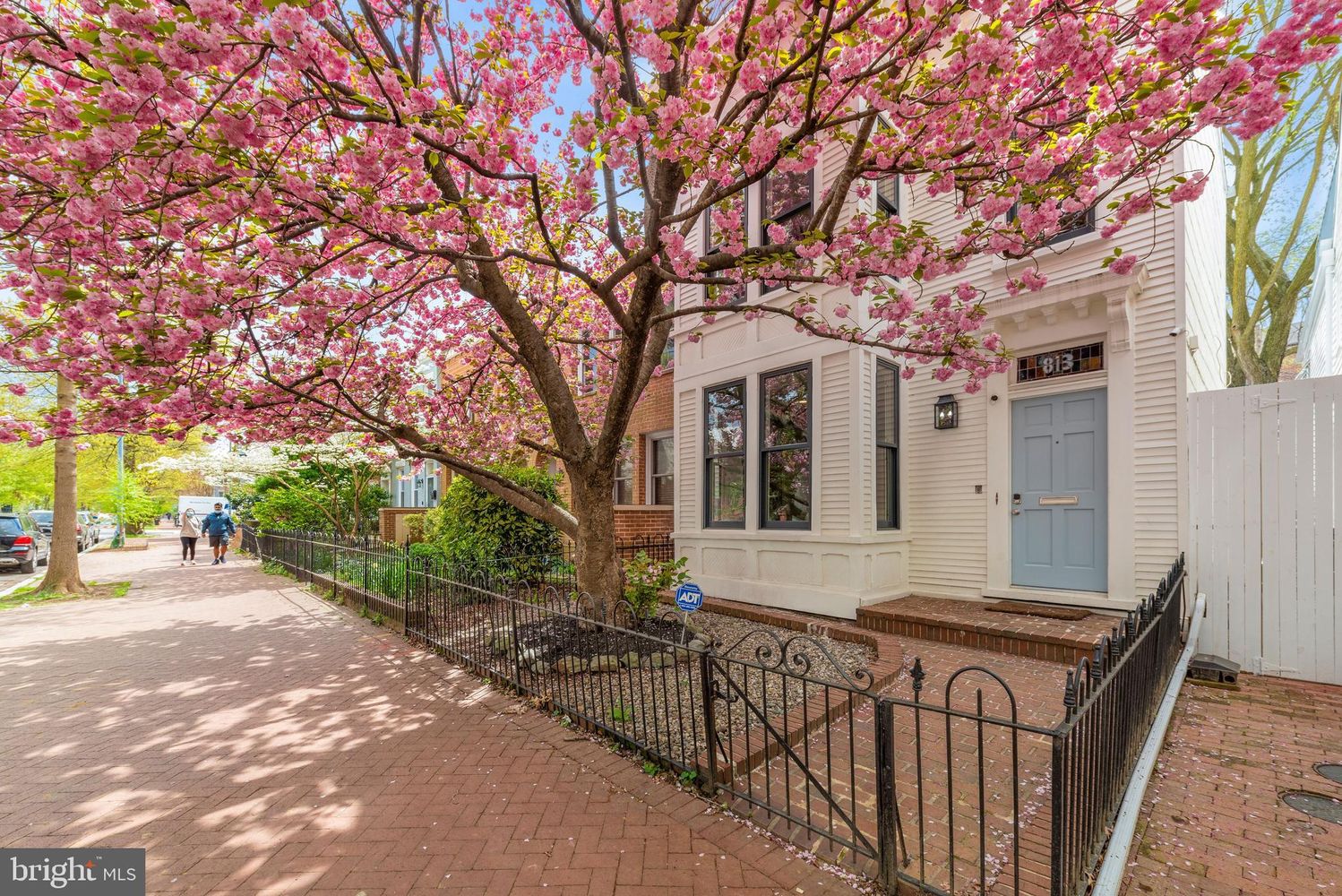 813 E St SE