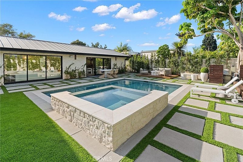 3080 Country Club Dr