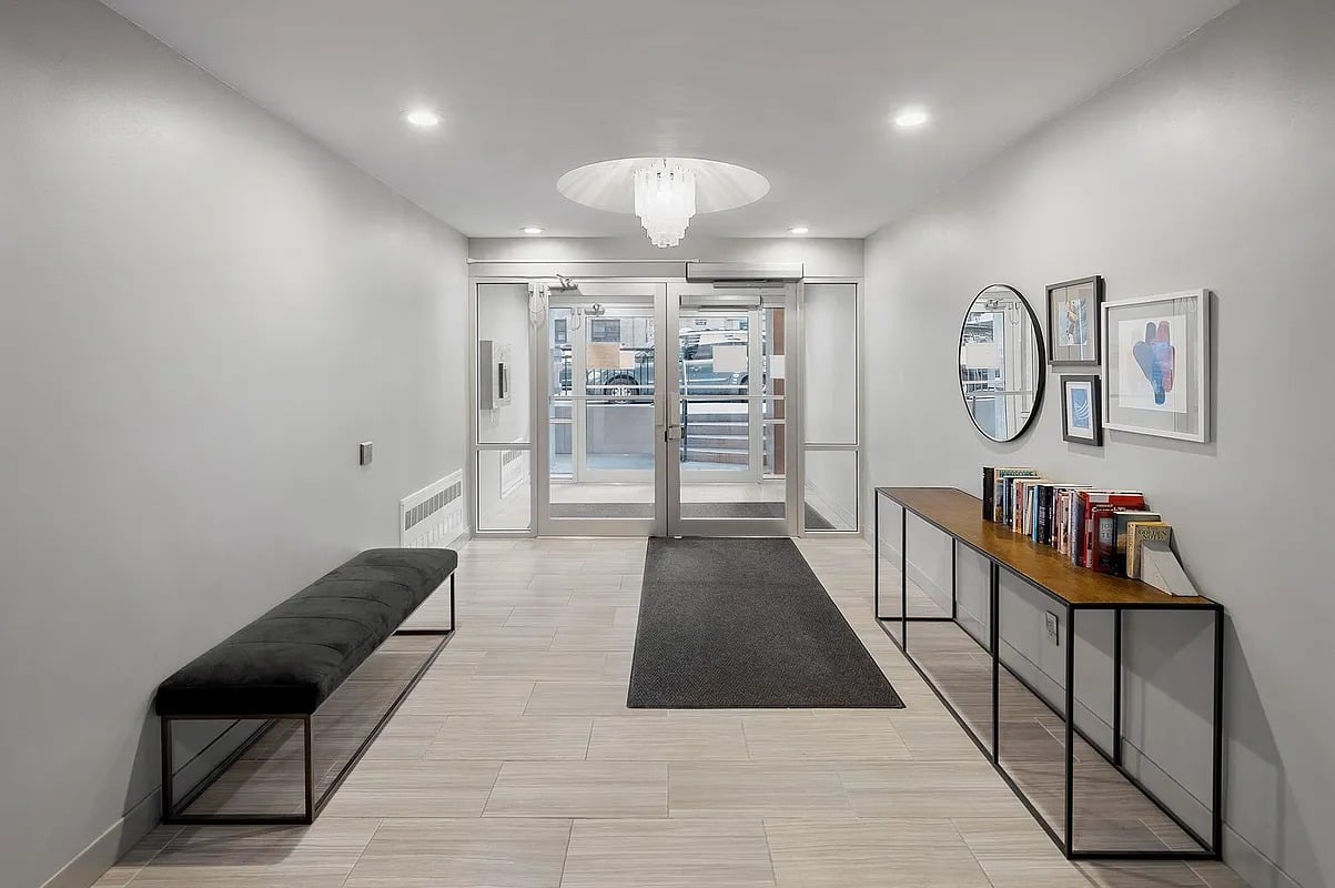 229 E 28th St #5C