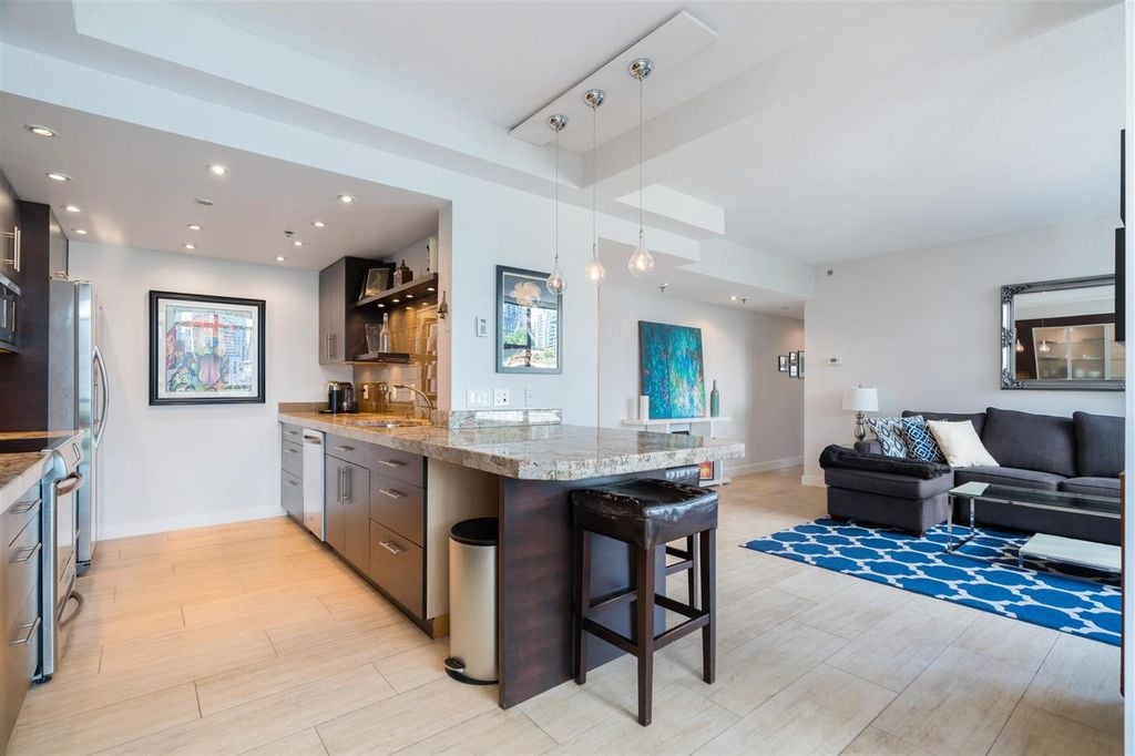 212 Davie St, #601