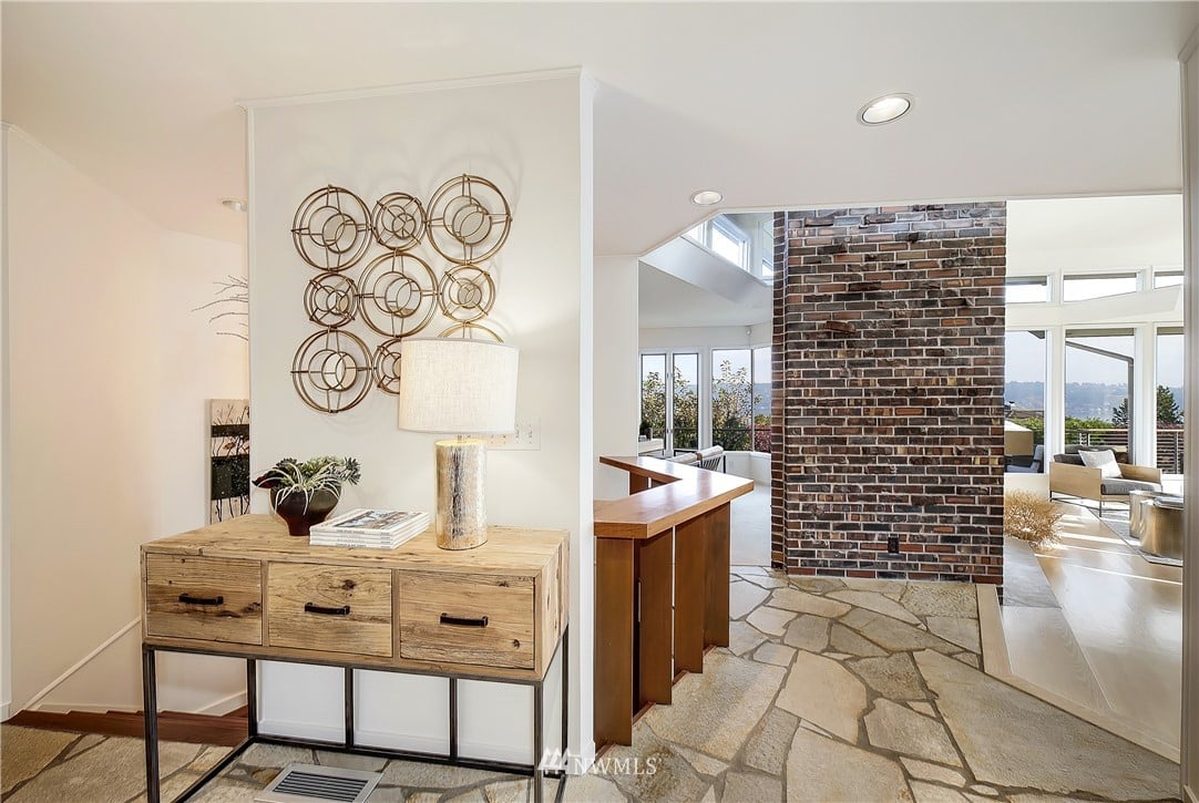 8631 Inverness Dr, NE