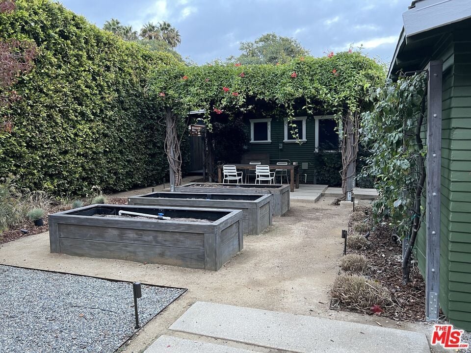 1241 N Vista St