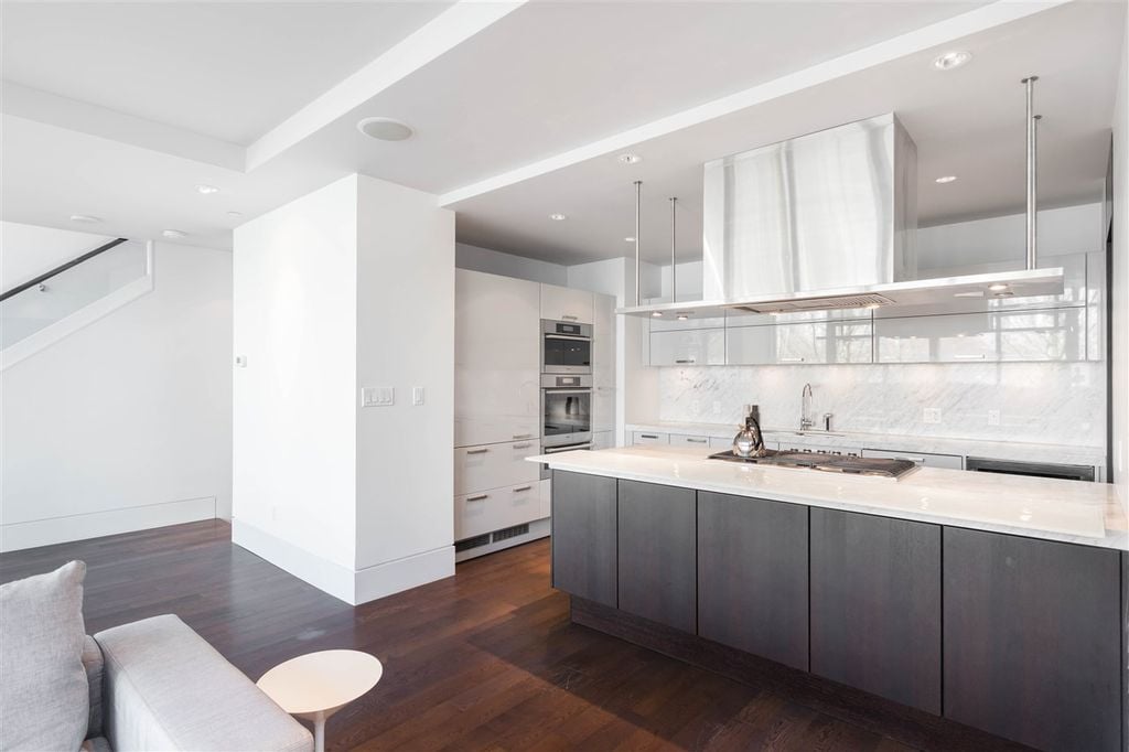 286 Beach Crescent