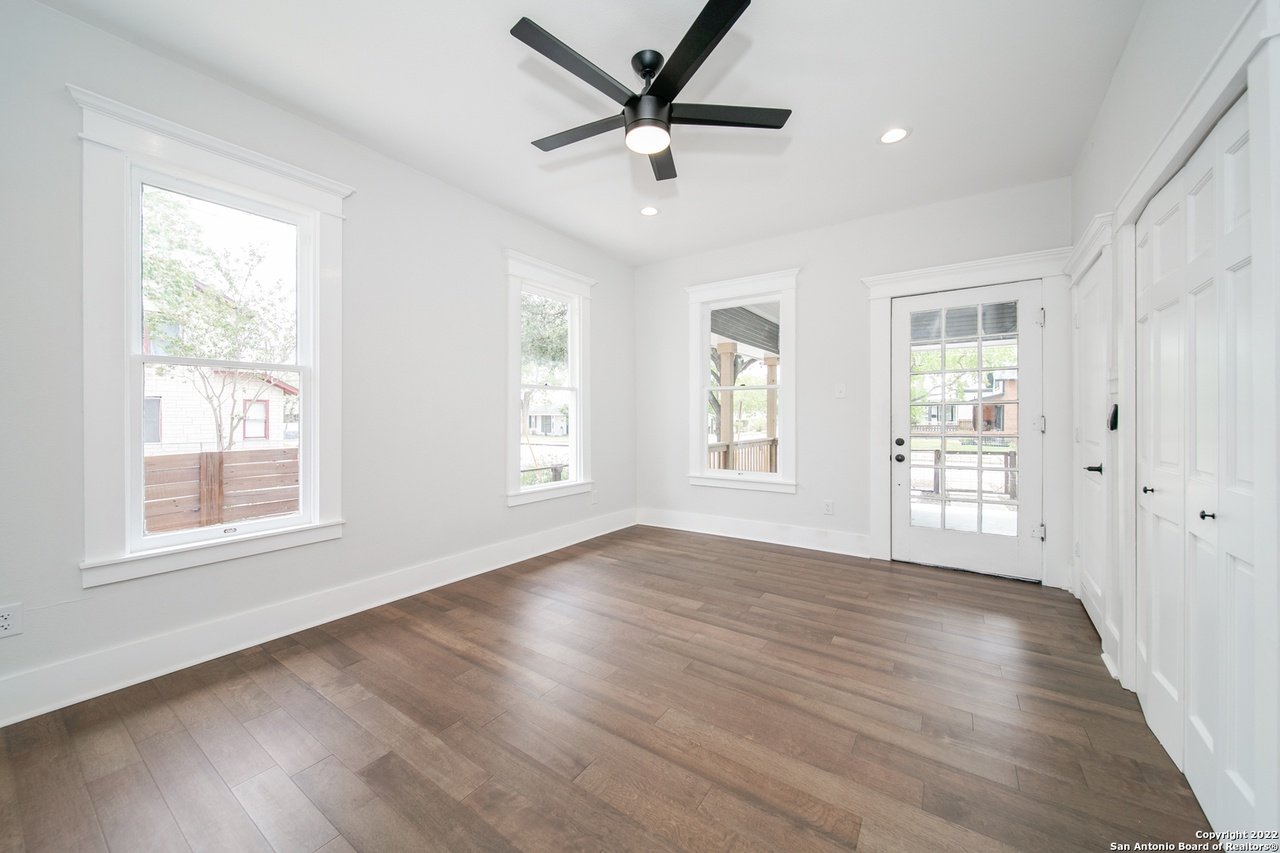 925 Burleson