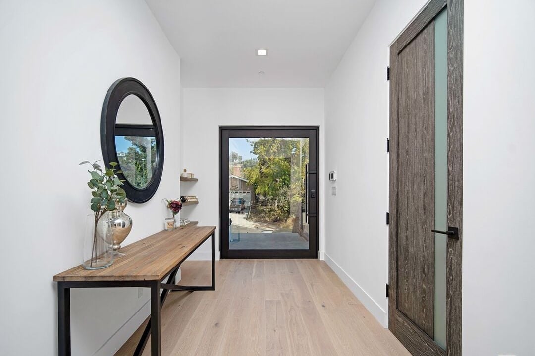 Canyon Lake Dr, 90068