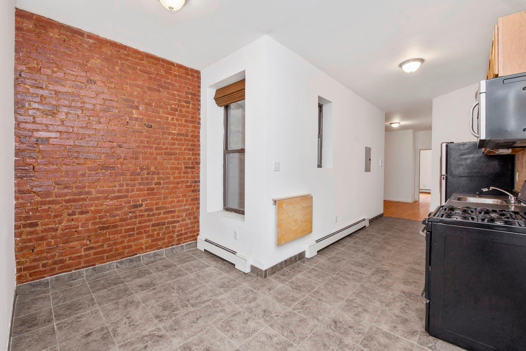 851 Hart St