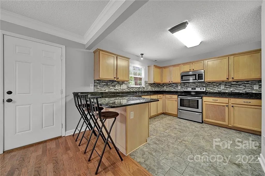 206 Forest Oaks Dr