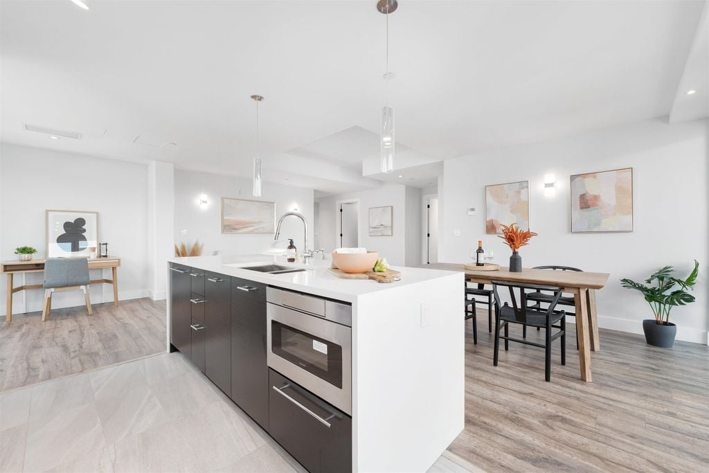 5118 Cambie St, #402