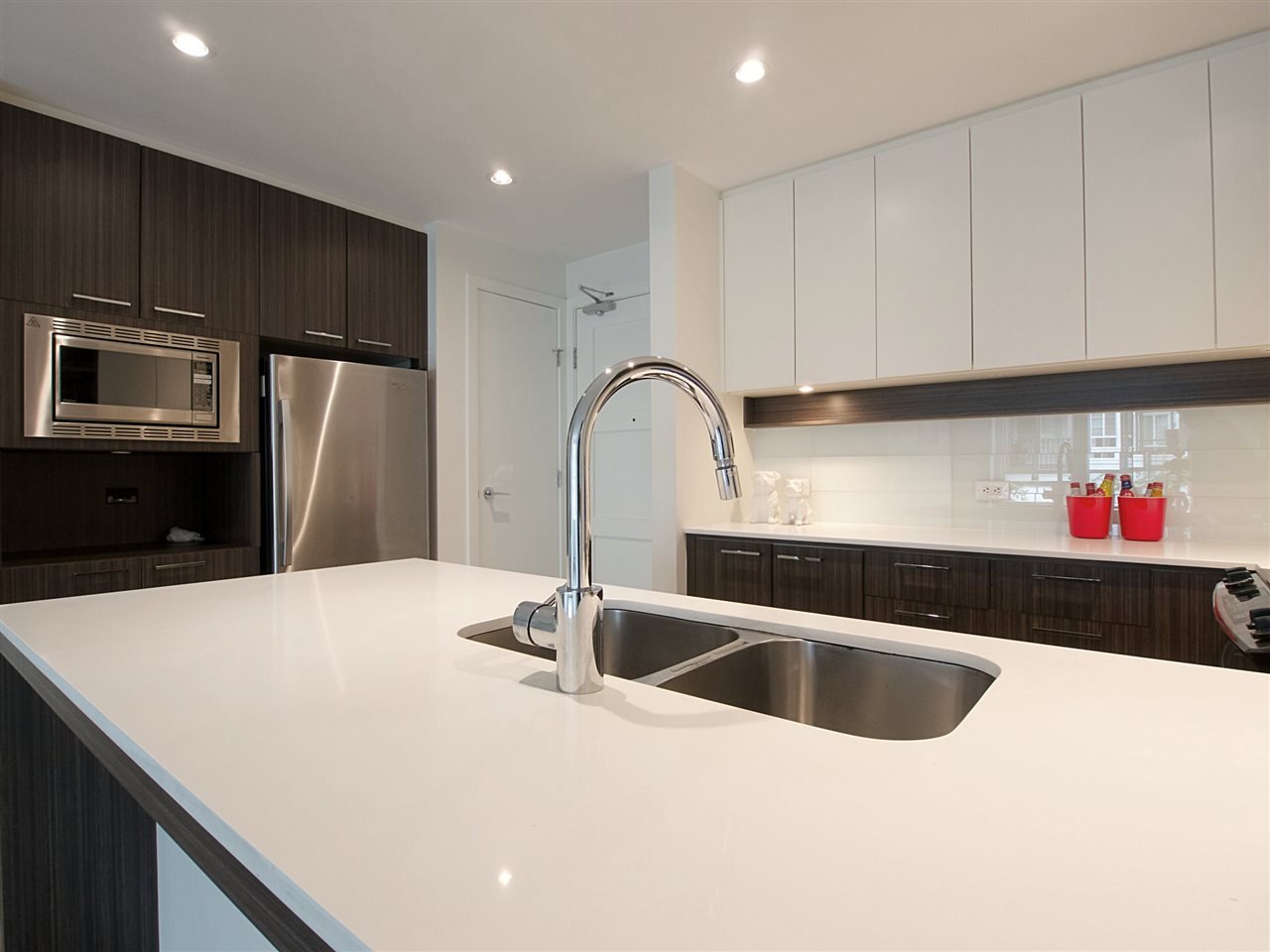 312-553 Foster Ave