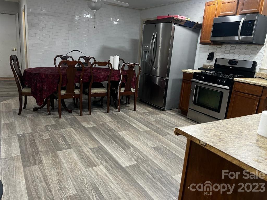 902 Lakeview Dr