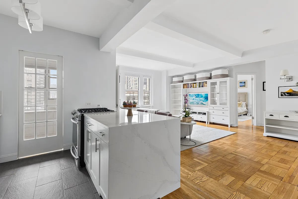 330 W 72nd St Ste 7D