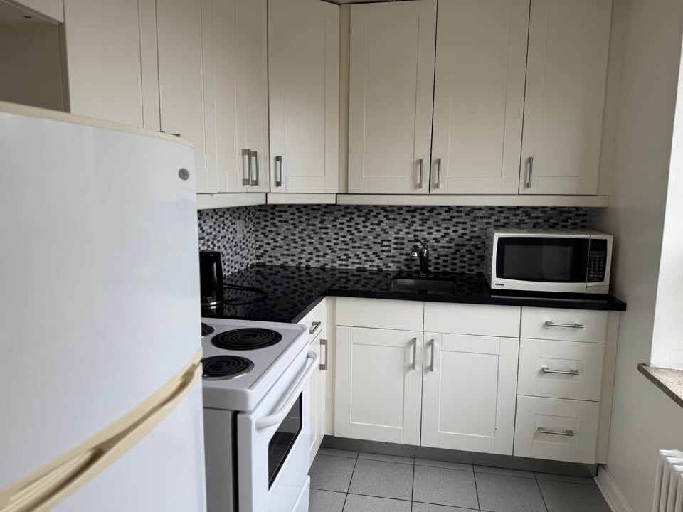 1112 Avenue Road Unit: 203