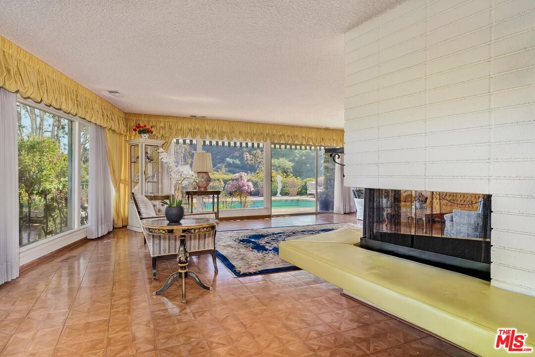 2296 Betty Ln