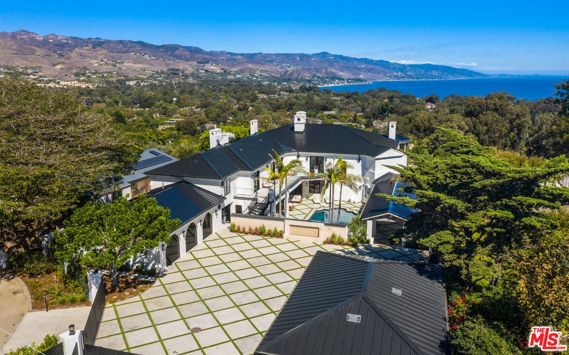 7052 Dume Dr