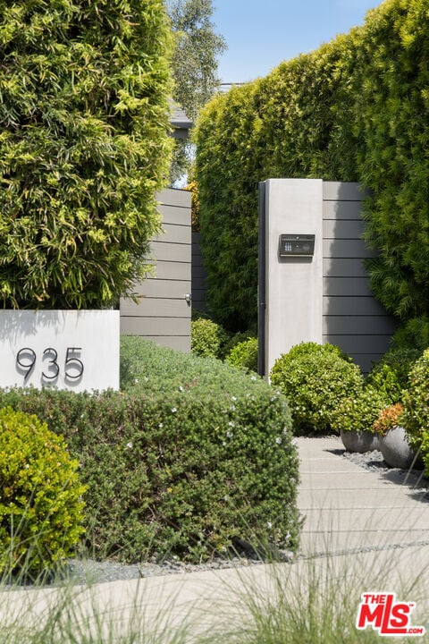 935 Sunset Ave