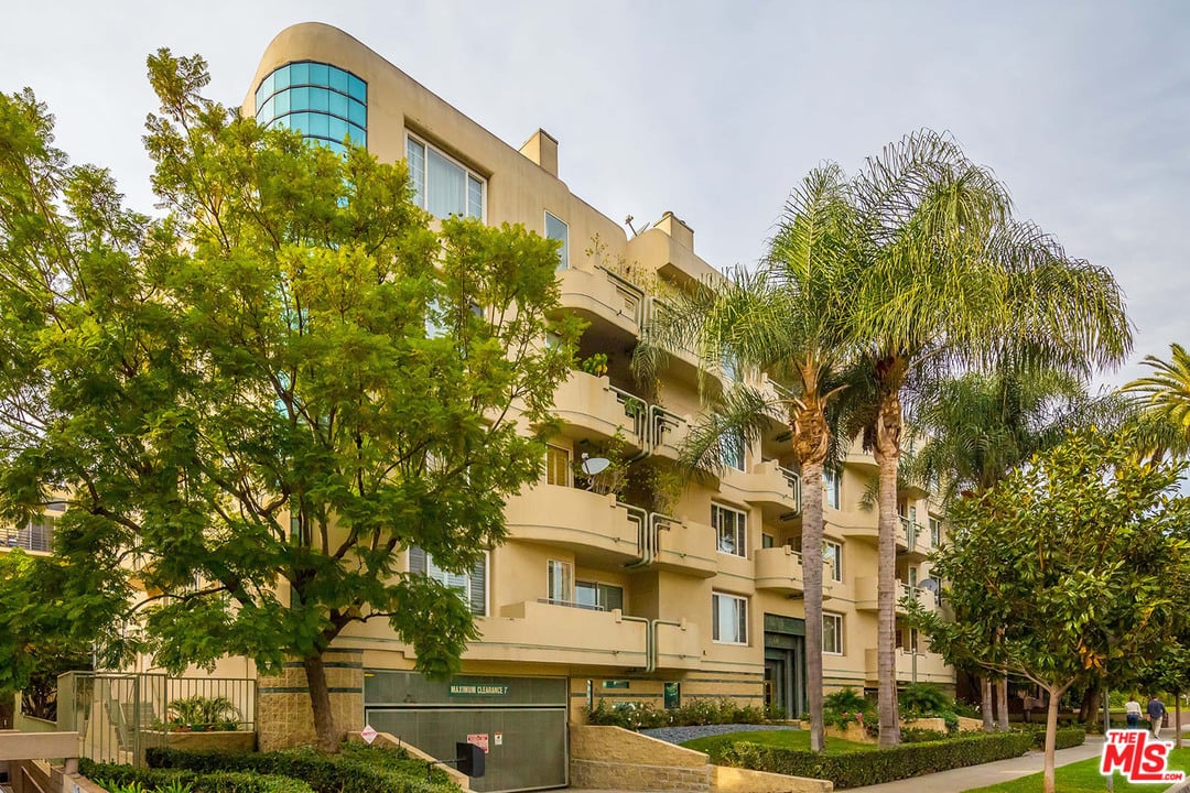 117 N Gale Dr #202