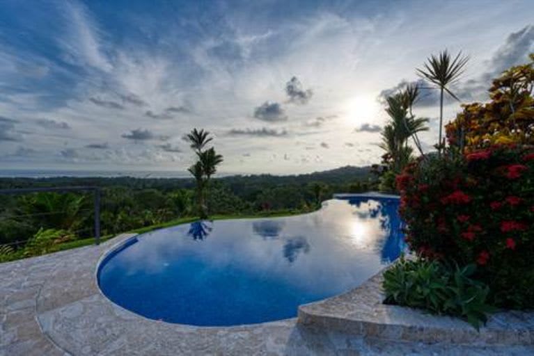 4 Bedroom Ocean View Luxury Villa in Secure Neighborhood