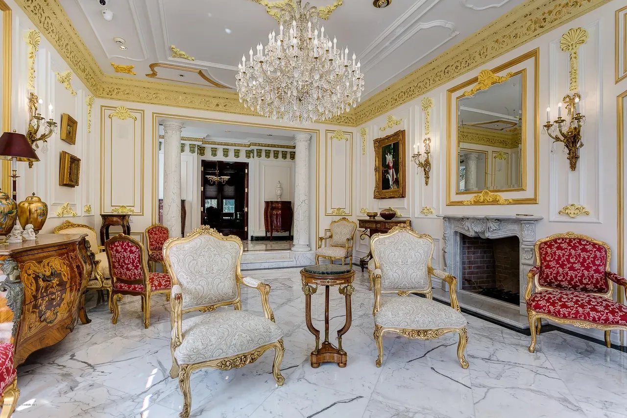 4158 Commonwealth Ave