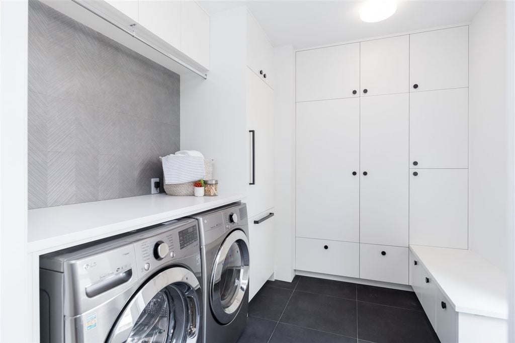 4385 Locarno Cres