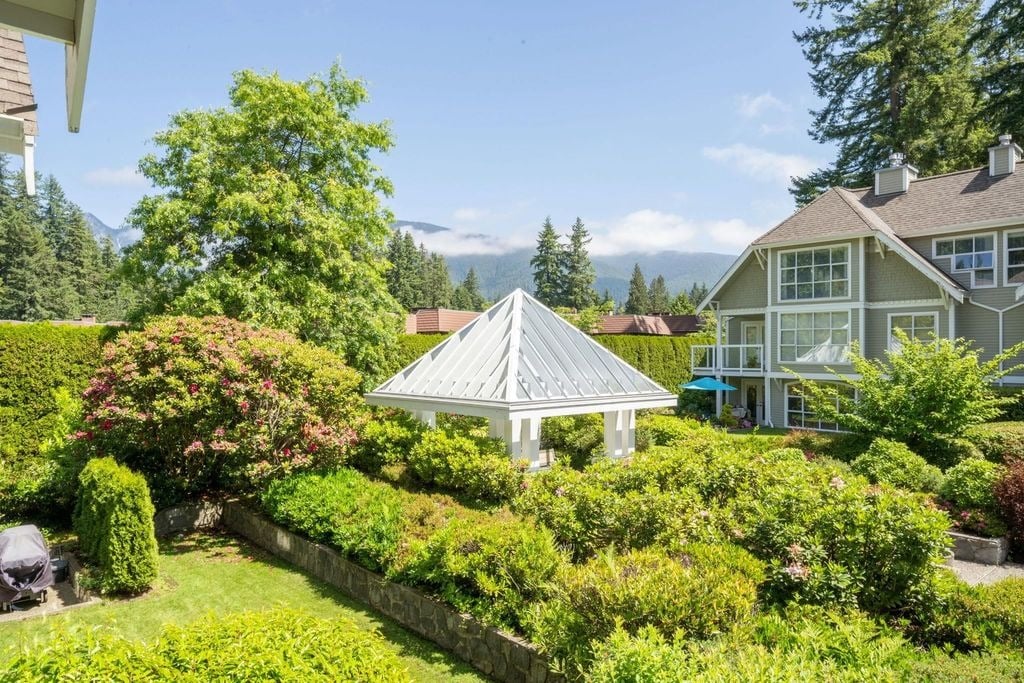 3377 Capilano Cres, #206