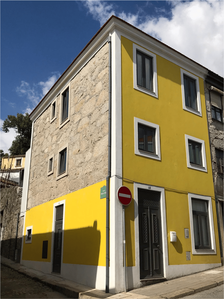 Charming Renovated Studio in Porto for Living or Investment