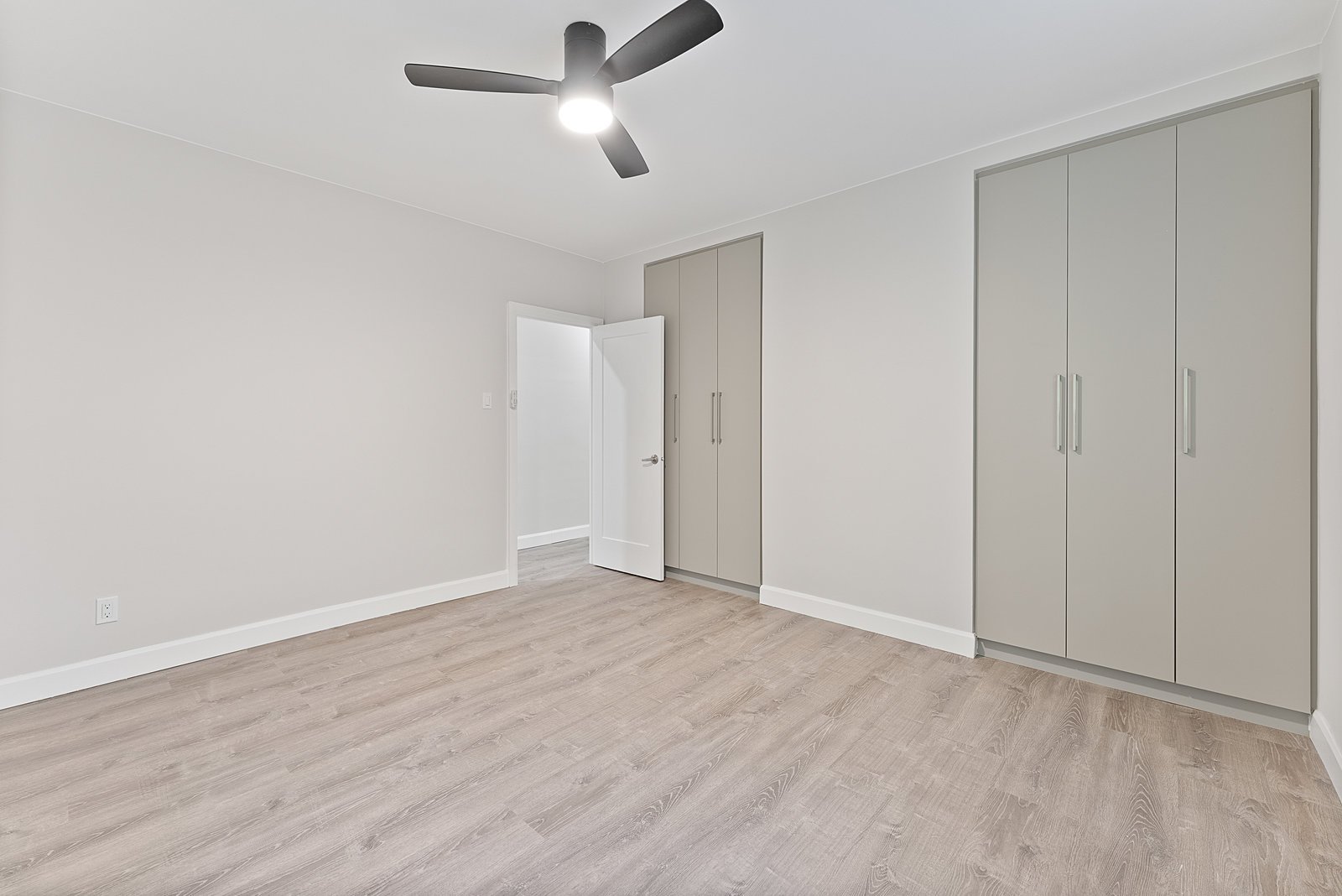 24 Shallmar Boulevard 311, Toronto C04 Unit: 311