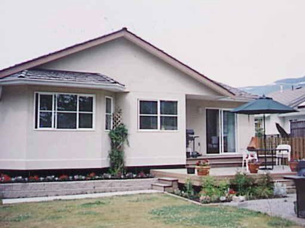1028 Edgewater Cres